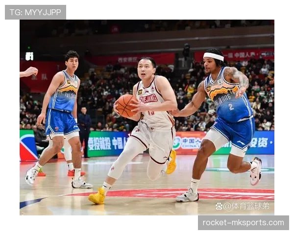 戴维斯边路表现抢眼引发球队战术新讨论