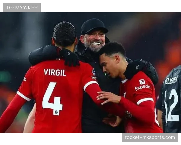 范戴克金球奖排名引发热议，足球界对其成就和争议持续关注与解读